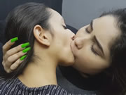 南美兩女同乳頭愛撫深吻
